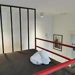 Unique Centre 아파트